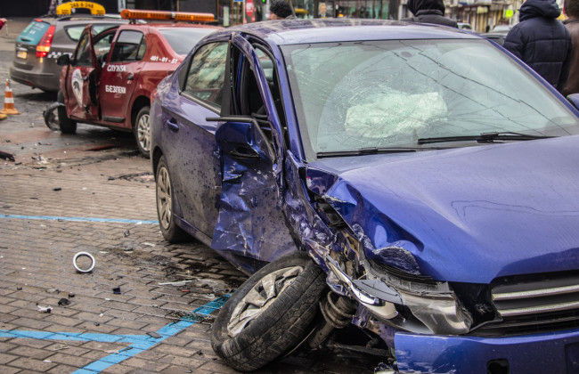 В Киеве произошло ДТП, в котором столкнулись два автомобиля: есть пострадавшие