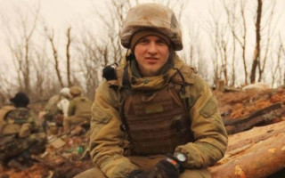 Намагалася пошкодити плакат з героєм АТО: у Житомирі затримали жінку