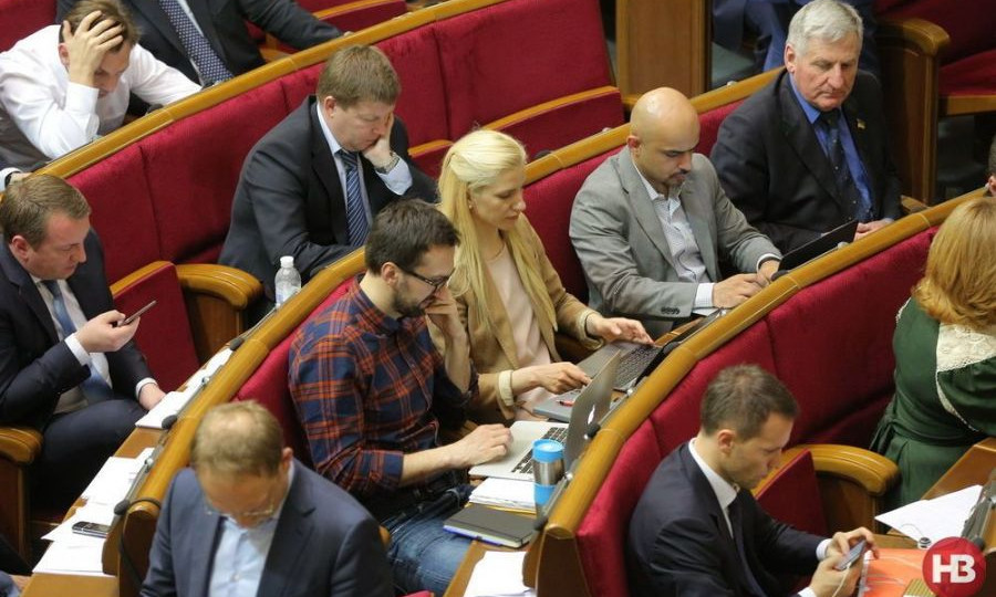Три народных депутата подали заявление о выходе из БПП
