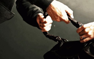 Избил и ограбил: неизвестный напал на женщину прямо на кладбище