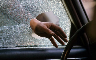 В Одессе на парковке неизвестные дерзко ограбили женщину