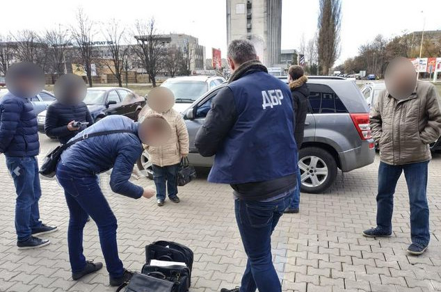 Інспектор митної служби вимагав $1200 за фіктивний перетин кордону несправного автомобіля