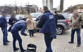 Інспектор митної служби вимагав $1200 за фіктивний перетин кордону несправного автомобіля