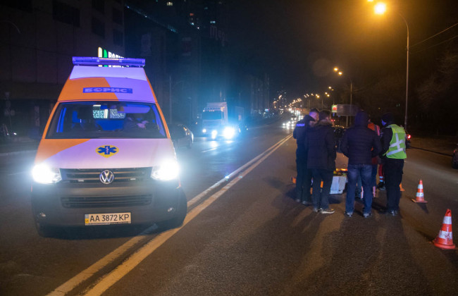 В Киеве мужчина прыгнул под колеса Ford Fiesta: видео момента столкновения