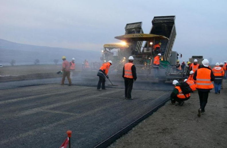 Строительство дорог в Украине: Порошенко назвал два приоритетных проекта