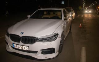 Элитный BMW снес девушку на пешеходном переходе в Киеве