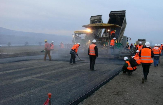 Строительство дорог в Украине: Порошенко назвал два приоритетных проекта