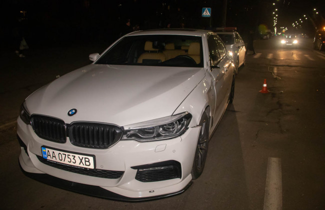 Элитный BMW снес девушку на пешеходном переходе в Киеве