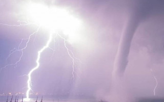 Сверхмощный ураган в Крыму: появилось впечатляющее видео