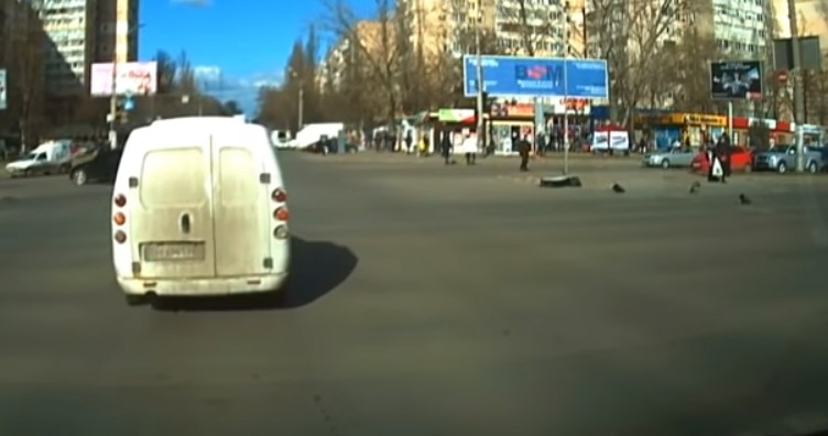 За секунду до трагедии: в Одессе на переходящих дорогу людей упал светофор