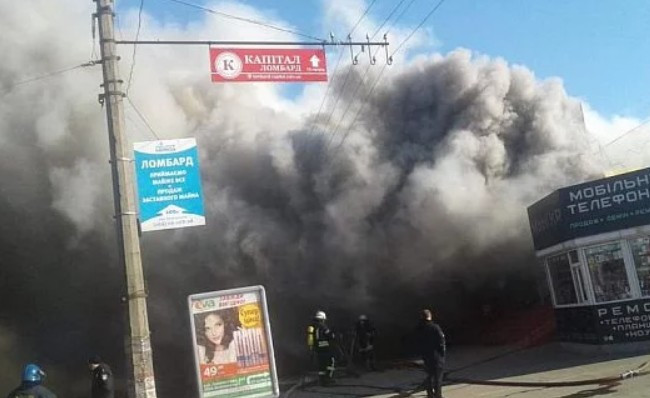 Масштабный пожар в Кривом Роге: горят склады возле рынка