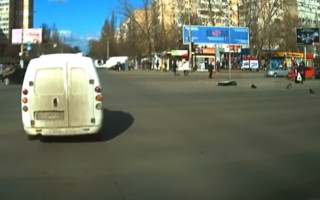 За секунду до трагедии: в Одессе на переходящих дорогу людей упал светофор