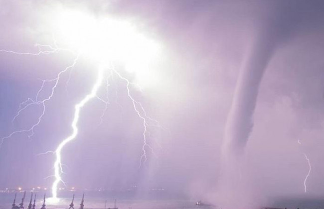 Сверхмощный ураган в Крыму: появилось впечатляющее видео