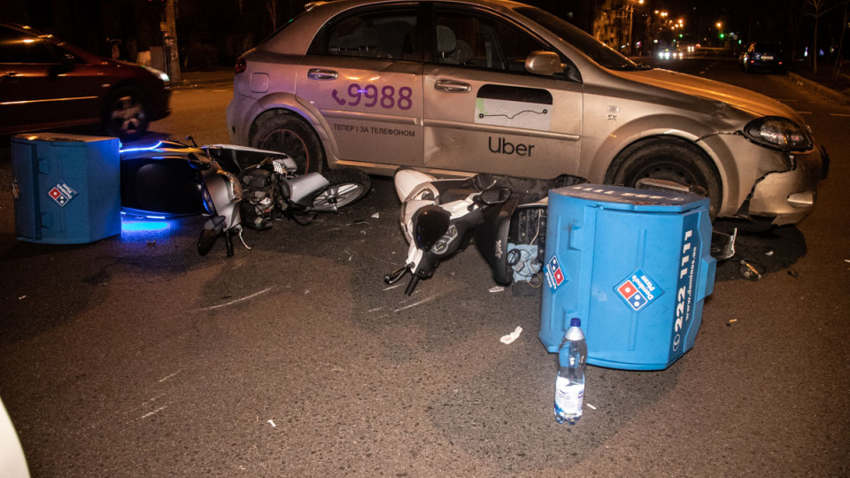 ДТП в центре Киева: двое доставщиков пиццы попали под колеса такси