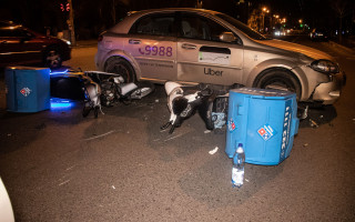 ДТП в центре Киева: двое доставщиков пиццы попали под колеса такси