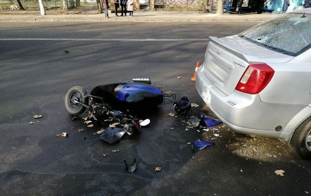 В Николаеве на скорости столкнулись автомобиль и мопед: пострадал военный