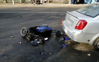 В Николаеве на скорости столкнулись автомобиль и мопед: пострадал военный
