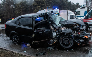 В Киеве фура смяла легковушку: спасатели вырезали пострадавших из разбитого автомобиля