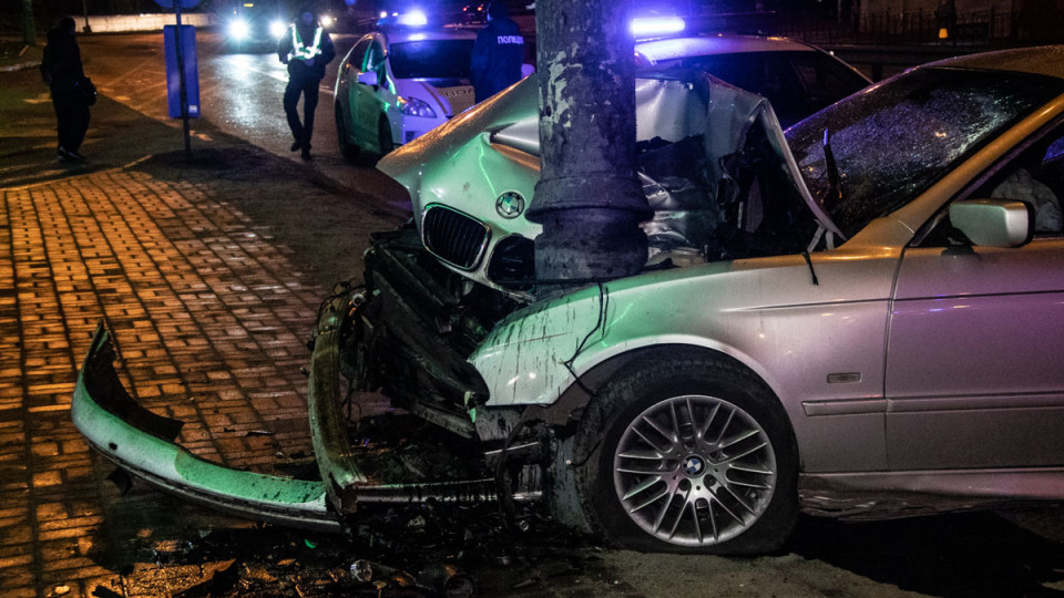 В Киеве BMW влетел в фонарный столб: пострадали 4 иностранца