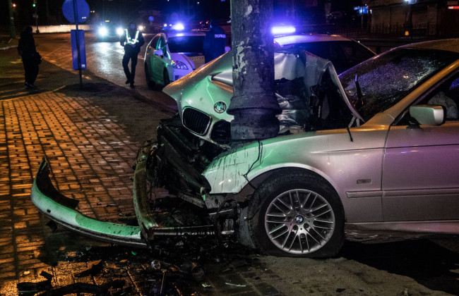 В Киеве BMW влетел в фонарный столб: пострадали 4 иностранца