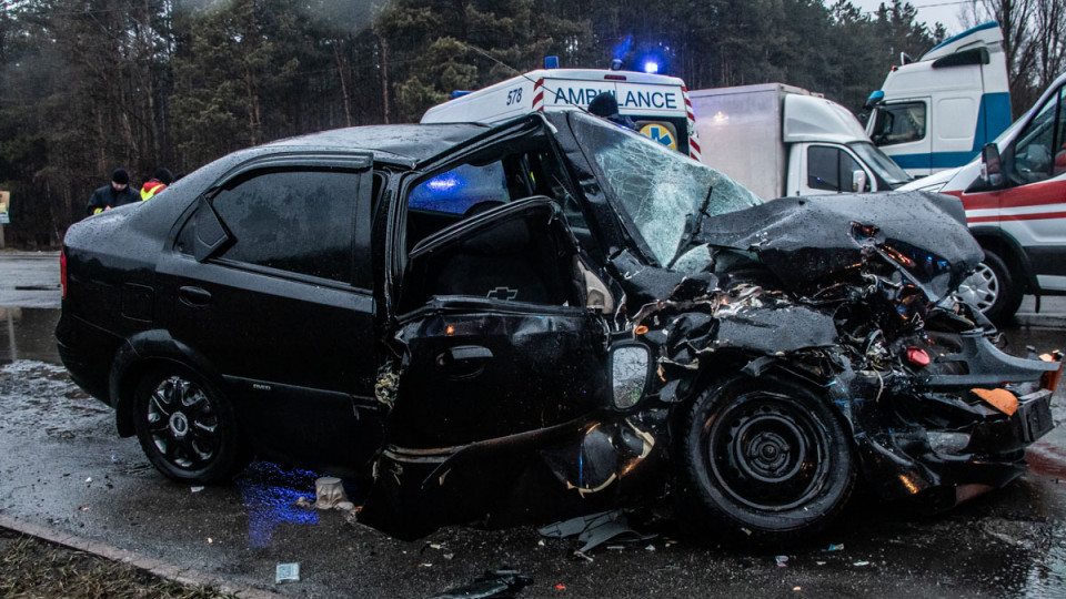 В Киеве фура смяла легковушку: спасатели вырезали пострадавших из разбитого автомобиля