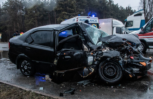 В Киеве фура смяла легковушку: спасатели вырезали пострадавших из разбитого автомобиля