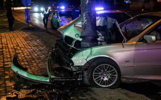В Киеве BMW влетел в фонарный столб: пострадали 4 иностранца