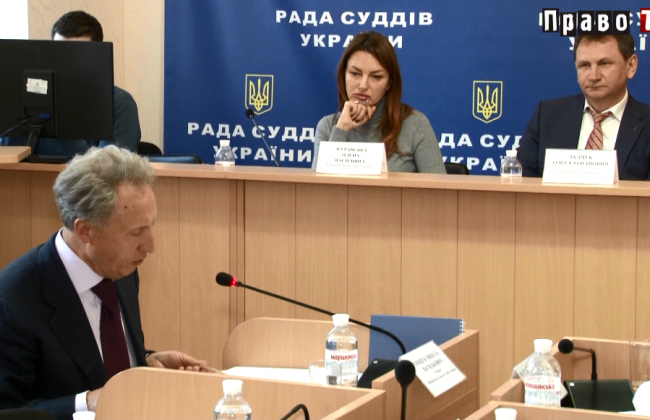 Оценивание судей друг другом и общественными активистами может породить конфликты, видео