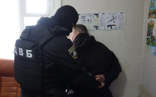 Вимагали хабарі: в Сумах затримали начальників райвідділу та сектора поліції