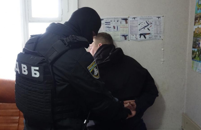 Вимагали хабарі: в Сумах затримали начальників райвідділу та сектора поліції