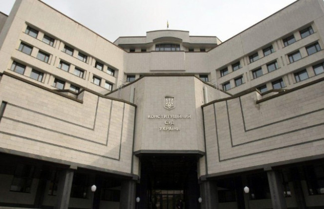 Перший сенат КСУ розгляне конституційність пунктів закону щодо контрактної форми роботи