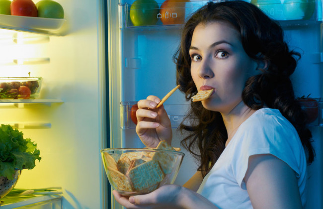 Почему нельзя наедаться на ночь: 5 причин отказаться от еды перед сном