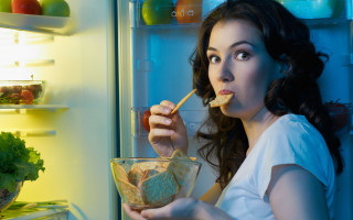 Почему нельзя наедаться на ночь: 5 причин отказаться от еды перед сном