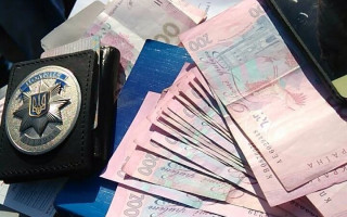 Спіймали на гарячому: у Києві двоє патрульних погоріли на хабарі