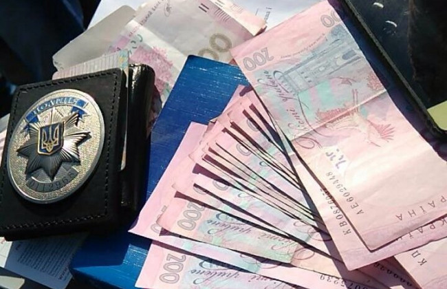 Спіймали на гарячому: у Києві двоє патрульних погоріли на хабарі