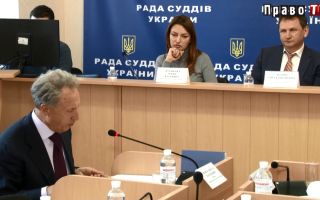 Оценивание судей друг другом и общественными активистами может породить конфликты, видео