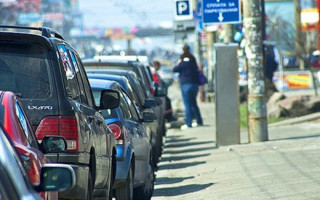 Перекрыл дорогу слепым: киевлян разозлил «герой парковки»