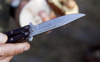 Пьяный полицейский тяжело ранил коллегу ножом: страшное ЧП в Киеве