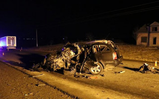 Масштабное ДТП на Прикарпатье: фура и микроавтобус смяли легковушку