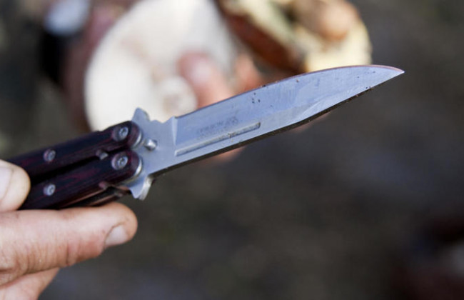 Пьяный полицейский тяжело ранил коллегу ножом: страшное ЧП в Киеве