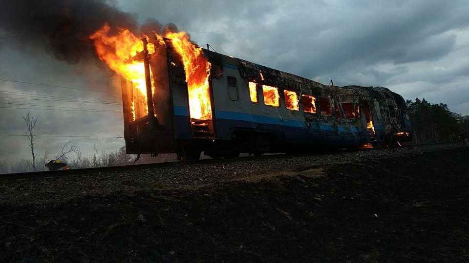 Пожар на рельсах: в Ровенской области на ходу вспыхнул поезд