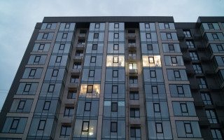 Мыла окно и выпала: трагедия в Днепре