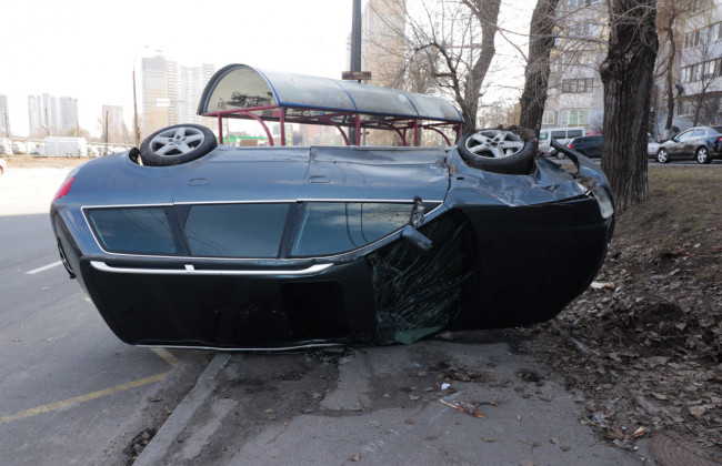 ДТП в Киеве: Audi снесла остановку и перевернулась