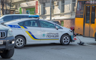 ДТП с полицейскими в Днепре: «Приус» протаранил маршрутку