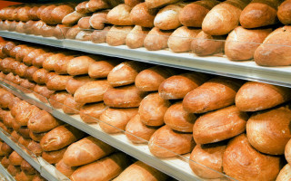 «Весь буханець у плямах»: столичний супермаркет потрапив у скандал