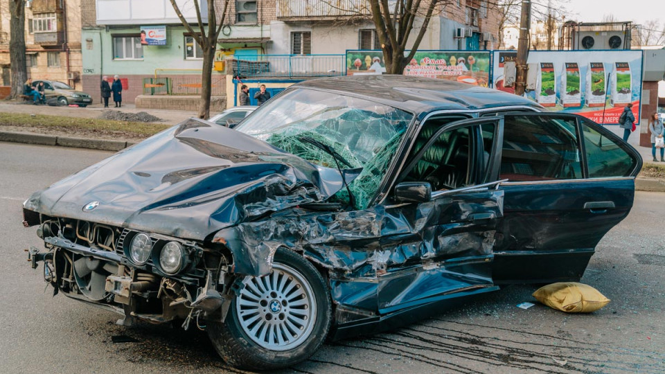 В Днепре легковушка столкнулась с автобусом: водитель скрылся