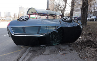 ДТП в Киеве: Audi снесла остановку и перевернулась
