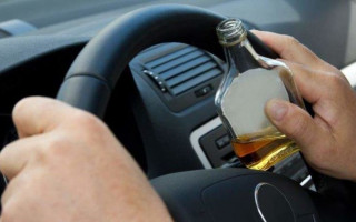 Вывалился из автомобиля: в Киеве остановили пьяного «в хлам» майора полиции