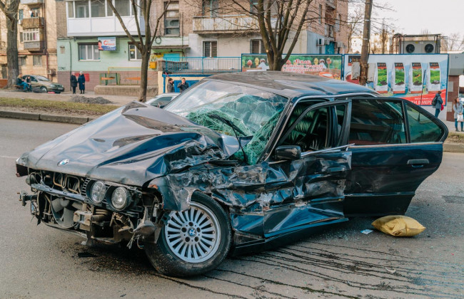 В Днепре легковушка столкнулась с автобусом: водитель скрылся