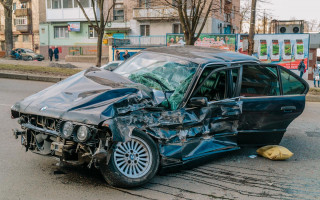 В Днепре легковушка столкнулась с автобусом: водитель скрылся